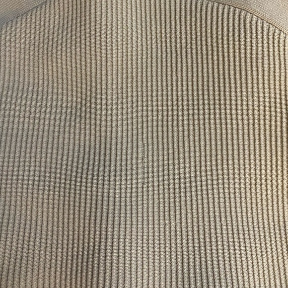 ARITZIA: Babaton Sculpt Knit Criss-Cross Crop Top 🤍 - Picture 4 of 4